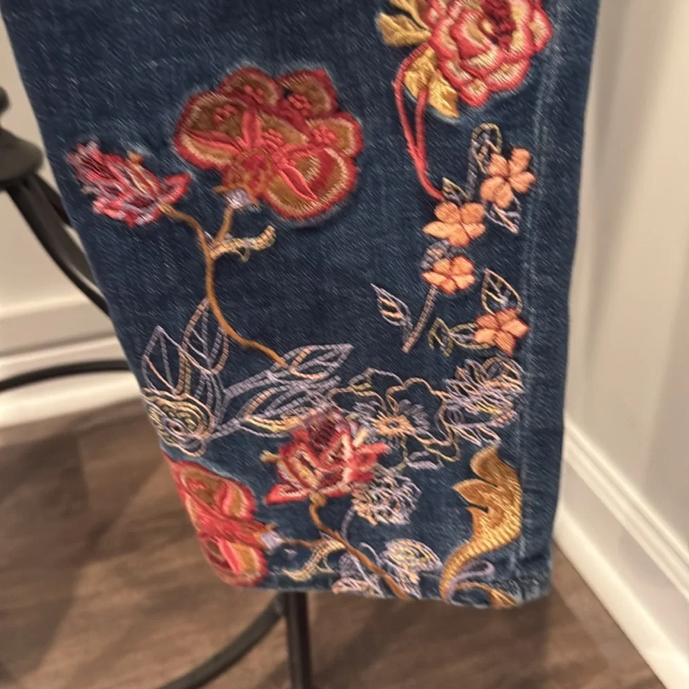 Chico's  Women's Girlfriend Blue Floral Embroidered Ankle Cropped Jeans Size 8R - Picture 11 of 15